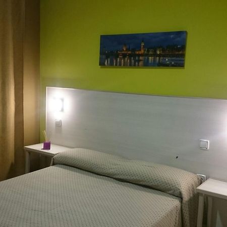 Hostal Ds Velilla de San Antonio Luaran gambar